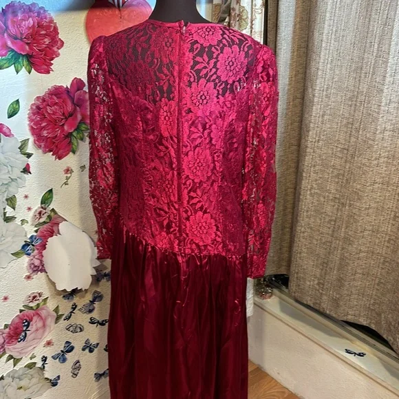 Vintage unbranded luxurious red satin and lace long sleeve maxi gown. Size 18W. - Picture 5 of 17